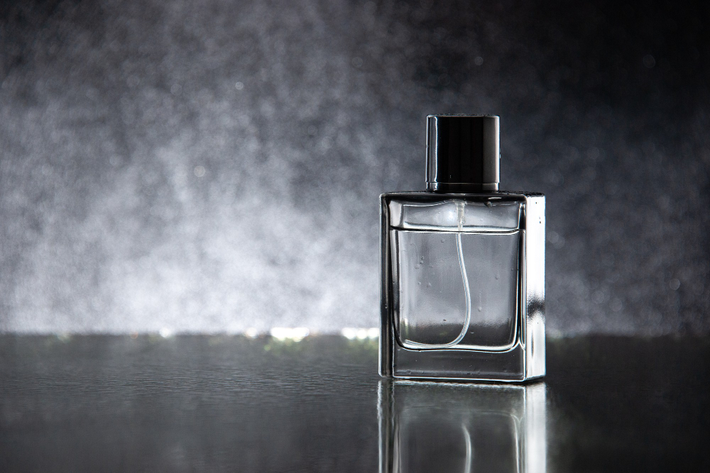 Parfum dengan background hitam