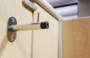 Pintu Sering Membentur Dinding? Ini 5 Panduan Memasang Door Stopper yang Tepat agar Dinding Aman!