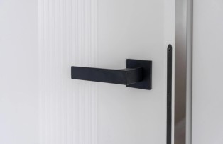 Pintu Kelihatan Membosankan? Begini Cara Handle Hitam Bisa Mengubah Tampilan Tanpa Renovasi Besar