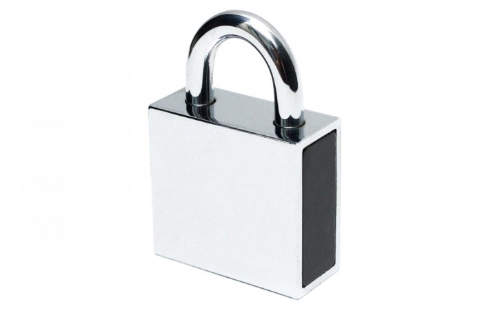 Masih Khawatir Rolling Door Dicongkel? Gunakan Gembok Kotak Chrome dengan Desain Minim Celah