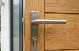 Cara Mengecek Kecocokan Handle, Body Kunci, dan Silinder agar Pemasangan Pintu Lebih Aman dan Rapi di Proyek